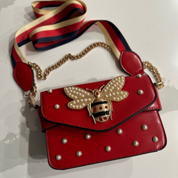 Bee crossbody red bag. - Picture 2 of 6